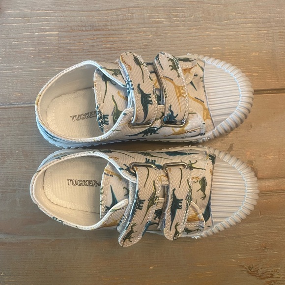 NWOT Tucker + Tate Smithsonian Alex Sneaker in grey dinosaur print - Picture 2 of 4